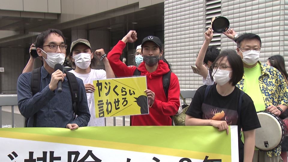 resize北海道警本部前に抗議の声を上げる若者たち.jpg