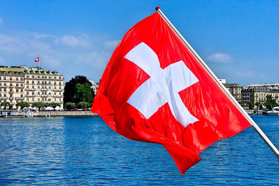 スイス政府、公共放送の受信料削減を提案　背景に大幅な値下げ求める国民発議
