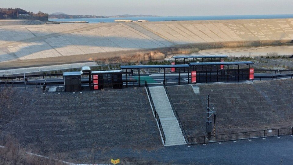 写真３　大きな防潮堤に囲まれた気仙沼線BRT陸前小泉駅.jpg