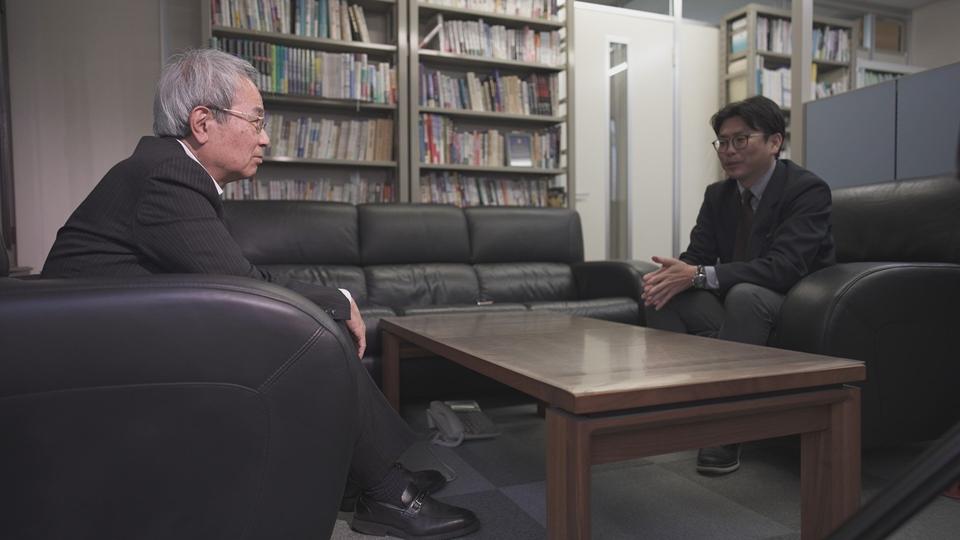 ★福崎元裁判官（左）と上田（右）～「逆転裁判官の真意」より～.jpeg