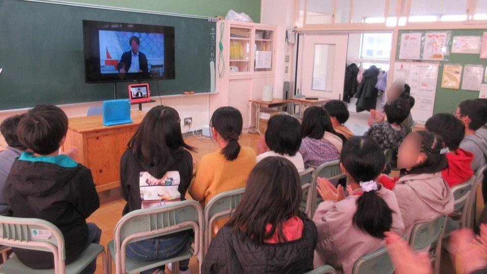 小学校でオンライン社内見学に参加している様子.JPG